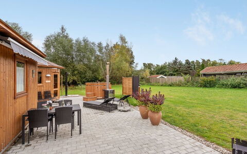 Ingebore - 500M from the Sea: Arbusto, Tetto, Villetta, Casa, Giardino, Edifici Giardino, Landscaping, Backyard, Shade, Capannone
