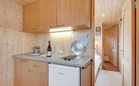 Ingebore - 500M from the Sea: Legna, Pavimentazione, Interior Design, Lavello, Pavimento, Controsoffitto, Cucina, Idraulico Fixture, Cabinetry, Rubinetto