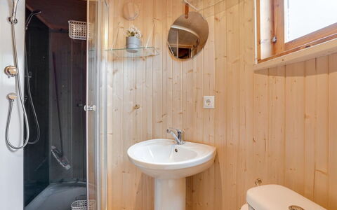 Ingebore - 500M from the Sea: Parete, Legna, Pavimentazione, Idraulico Fixture, Pavimento, Lavandino Del Bagno, Interior Design, Bagno, Soffitto, Lavello