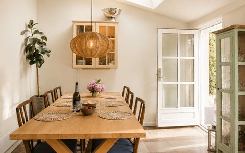 Bine - 200M from the Sea: Mobilia, Interior Design, Pavimentazione, Tavolo, Legna, Sedia, Pavimento, Cucina & Sala Da Pranzo Tavolo, Sala Da Pranzo, Lampada
