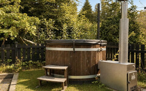 Bine - 200M from the Sea: Legna, Giardino, Latifoglie, Color Legno, Backyard, Idraulico Fixture, Struttura Esterna, Cortile, Log Cabin, Edifici Giardino