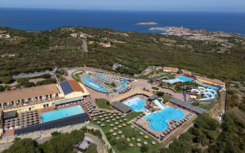 Sunset House Isola Rossa: Blu, Balcone, Corrimano, Appartamento, Recinzione, Mare, Ricorrere, Condominio, Piscina, Hotel