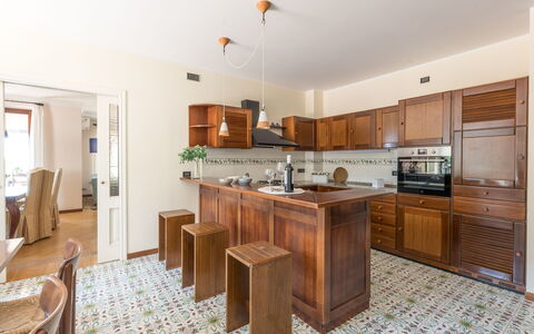 Villa Althea: Mobilia, Interior Design, Pavimentazione, Cabinetry, Controsoffitto, Legna, Cucina, Pavimento, Soffitto, Credenza
