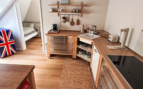 The Oak Suite: Mobilia, Interior Design, Pavimentazione, Legna, Pavimento, Soffitto, Illuminazione, Camera, Elettrodomestico Da Cucina, Cucina