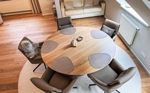 The Oak Suite: Mobilia, Interior Design, Pavimentazione, Pavimento, Legna, Sedia, Tavolo, Illuminazione, Marrone, Soggiorno