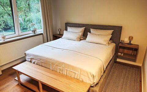 The Oak Suite: Mobilia, Pavimentazione, Letto, Interior Design, Pavimento, Camera Da Letto, Legna, Pavimento In Legno, Tessile, Bedding