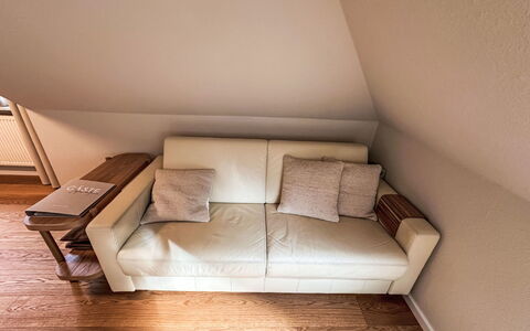 The Oak Suite: Mobilia, Pavimentazione, Legna, Divano, Pavimento, Interior Design, Pavimento In Legno, Soggiorno, Marrone, Casa