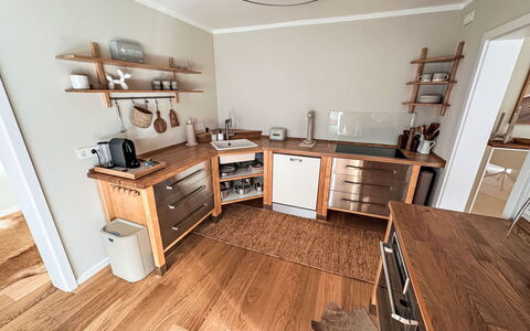 The Oak Suite: Pavimentazione, Mobilia, Legna, Cabinetry, Interior Design, Pavimento, Pavimento In Legno, Cassetto, Controsoffitto, Cucina