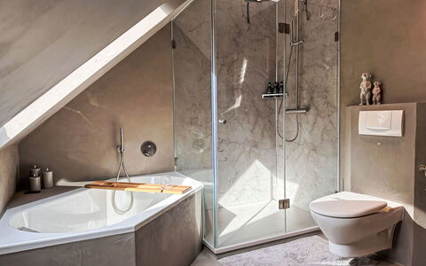 The Oak Suite: Idraulico Fixture, Pavimentazione, Vasca Da Bagno, Bagno, Pavimento, Interior Design, Idraulico, Rubinetto, Lavello, Camera