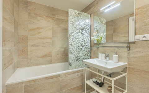 Smichov Kosire Jinonice 1: Pavimentazione, Pavimento, Bagno, Interior Design, Idraulico Fixture, Piastrella, Idraulico, Vasca Da Bagno, Rubinetto