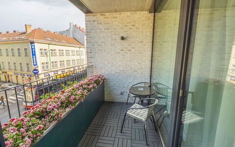 Smichov Kosire Jinonice 1: Appartamento, Materiale Composito, Condominio, Balcone, Illuminazione Diurna, Piastrella