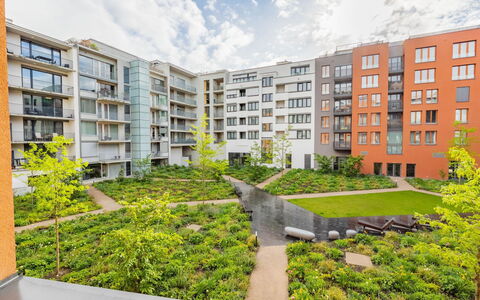 Smichov Kosire Jinonice 1: Appartamento, Zona Residenziale, Condominio, Urban Design, Uso Misto, Giardino, Landscaping, Balcone, Cortile