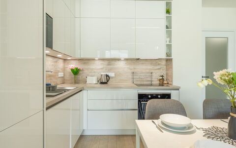 Smichov Kosire Jinonice 1: Controsoffitto, Cucina, Elettrodomestico Da Cucina, Mobilia, Cabinetry, Interior Design, Pavimentazione, Legna, Casa, Apparecchio Major