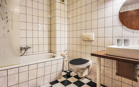 Marktblick: Parete, Bagno, Idraulico Fixture, Pavimentazione, Pavimento, Interior Design, Idraulico, Gabinetto, Toilet Seat, Rubinetto