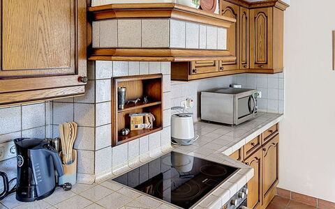 Janike: Cucina, Controsoffitto, Cabinetry, Elettrodomestico Da Cucina, Interior Design, Pavimentazione, Legna, Mobilia, Apparecchio Major, Pavimento