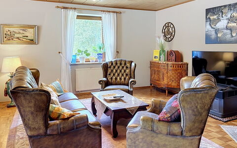 Janike: Mobilia, Interior Design, Pavimentazione, Divano, Legna, Pavimento, Camera, Soffitto, Tavolo, Soggiorno