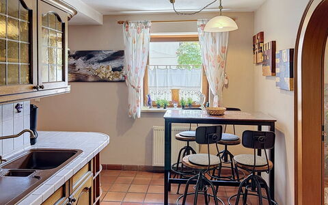 Janike: Mobilia, Interior Design, Cucina, Controsoffitto, Legna, Cabinetry, Pavimentazione, Illuminazione, Lampada, Camera
