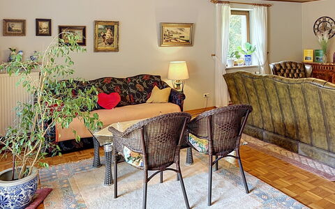 Janike: Mobilia, Interior Design, Pavimentazione, Parete, Divano, Pavimento, Tavolo, Legna, Sedia, Soggiorno