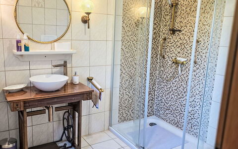 Janike: Bagno, Idraulico Fixture, Pavimentazione, Interior Design, Pavimento, Lavandino Del Bagno, Rubinetto, Idraulico, Illuminazione, Lavello