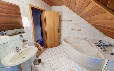 Janike: Idraulico Fixture, Legna, Pavimentazione, Interior Design, Pavimento, Camera, Idraulico, Vasca Da Bagno, Rubinetto, Bagno