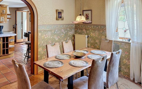 Janike: Mobilia, Interior Design, Parete, Pavimentazione, Legna, Tavolo, Lampada, Soffitto, Pavimento, Sala Da Pranzo