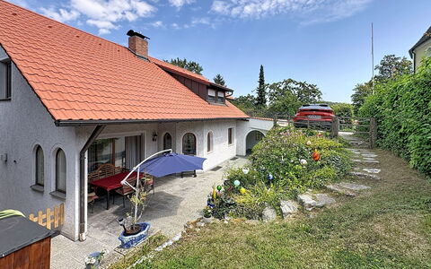 Janike: Casa, Tetto, Arbusto, Casa, Zona Residenziale, Villetta, Porta, Estate, Giardino, Driveway
