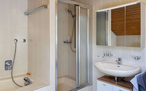 Annette: Bagno, Idraulico Fixture, Pavimentazione, Interior Design, Parete, Pavimento, Lavandino Del Bagno, Legna, Lavello, Rubinetto