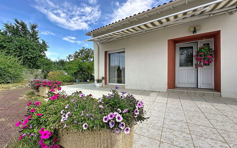 La Toulière: Fiore, Arbusto, Casa, Casa, Giardino, Porta, Villetta, Landscaping, Cortile