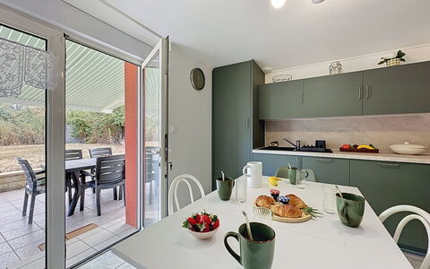 La Toulière: Interior Design, Pavimentazione, Cucina, Mobilia, Controsoffitto, Soffitto, Pavimento, Cucina & Sala Da Pranzo Tavolo, Sedia, Casa