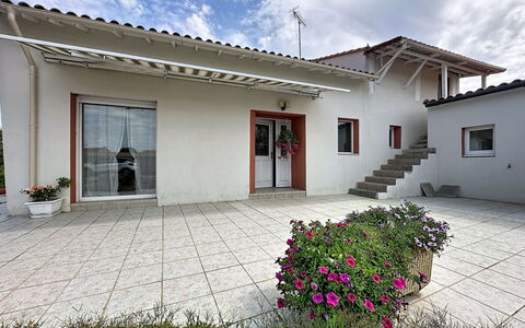 La Toulière: Costruzione, Casa, Zona Residenziale, Casa, Tetto, Facciata, Architettura, Porta, Estate