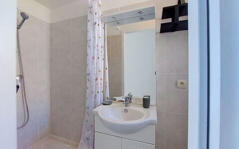 Les Terrasses des Hautsdefonsainte: Idraulico Fixture, Pavimentazione, Pavimento, Interior Design, Lavandino Del Bagno, Bagno, Lavello, Rubinetto, Camera, Idraulico