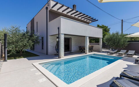 Laluma: Piscina, Materiale Composito, Casa, Shade, Ricorrere, Estate, Calcestruzzo, Villa, Design, Cortile