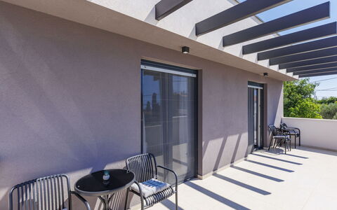Laluma: Pavimento, Materiale Composito, Balcone, Mobili Da Esterno, Appartamento, Shade, Sedia, Terrazza, Calcestruzzo, Deck