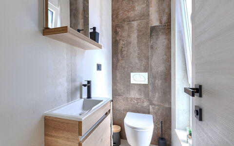 Laluma: Idraulico Fixture, Parete, Bagno, Pavimentazione, Pavimento, Interior Design, Gabinetto, Toilet Seat, Lavello, Lavandino Del Bagno