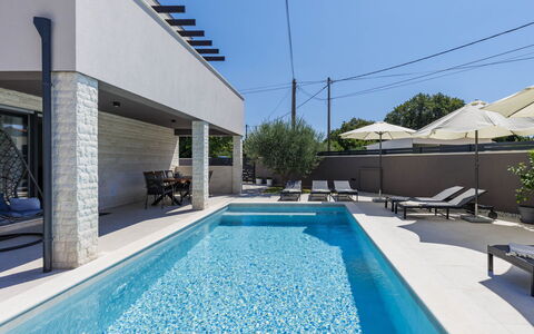 Laluma: Piscina, Ricorrere, Mobili Da Esterno, Materiale Composito, Shade, Eco Hotel, Piastrella, Lettino, Villa, Calcestruzzo