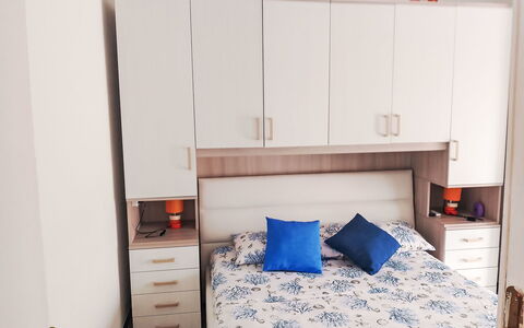 Onda Blu House: Mobilia, Interior Design, Legna, Camera Da Letto, Pavimentazione, Pavimento, Camera, Letto, Cabinetry, Cassetto