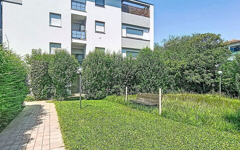 Monica: Verde, Arbusto, Zona Residenziale, Urban Design, Giardino, Groundcover, Appartamento, Prato, Hedge, Condominio