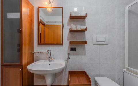 Michelon: Lavandino Del Bagno, Bagno, Lavello, Idraulico Fixture, Pavimentazione, Specchio, Interior Design, Legna, Pavimento, Rubinetto