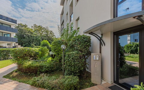 Michelon: Zona Residenziale, Arbusto, Urban Design, Appartamento, Condominio, Giardino, Estate, Cortile, Landscaping, Prato