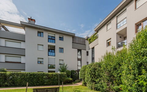 Michelon: Zona Residenziale, Facciata, Urban Design, Appartamento, Condominio, Estate, Prato, Giardino, Cortile, Landscaping