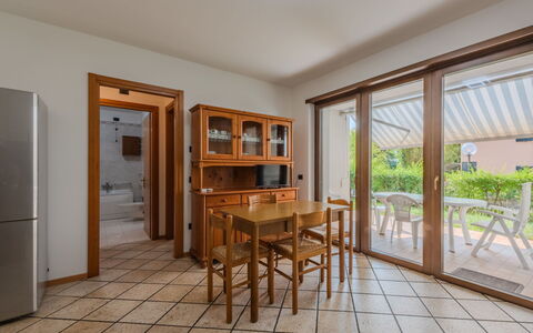 Michelon: Pavimentazione, Interior Design, Pavimento, Legna, Mobilia, Soffitto, Cucina & Sala Da Pranzo Tavolo, Camera, Porta, Sala Da Pranzo