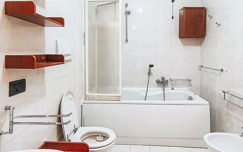 Monica: Bagno, Idraulico Fixture, Pavimentazione, Pavimento, Interior Design, Lavello, Gabinetto, Rubinetto, Lavandino Del Bagno, Vasca Da Bagno