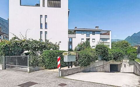 Monica: Parete, Costruzione, Finestra, Zona Residenziale, Facciata, Architettura, Quartiere, Cittadina, Appartamento, Casa
