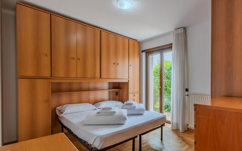 Michelon: Interior Design, Letto, Pavimento, Camera, Camera Da Letto, Appartamento, Telaio Del Letto, Color Legno, Latifoglie, Bedding
