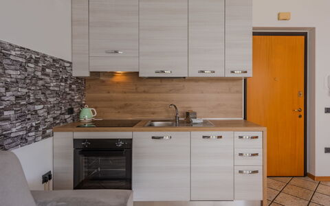 Michelon: Interior Design, Mobilia, Cucina, Pavimentazione, Legna, Controsoffitto, Cabinetry, Elettrodomestico Da Cucina, Pavimento, Apparecchio Major