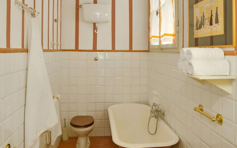 Villa Gioli: Interior Design, Parete, Bagno, Idraulico Fixture, Pavimentazione, Lavandino Del Bagno, Pavimento, Idraulico, Rubinetto, Lavello