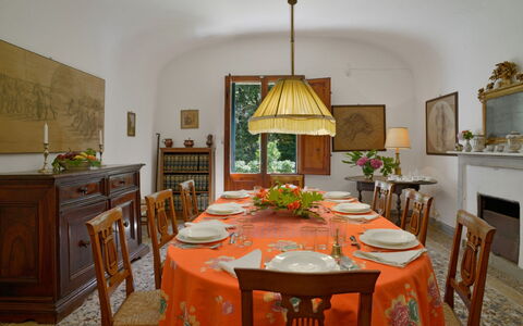 Villa Gioli: Mobilia, Interior Design, Tavolo, Tessile, Soffitto, Illuminazione, Camera, Pavimentazione, Sala Da Pranzo, Lampada