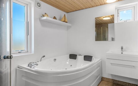 Tuva - 3.5Km from the Sea: Idraulico Fixture, Vasca Da Bagno, Bagno, Interior Design, Pavimentazione, Soffitto, Rubinetto, Pavimento, Lavello, Idraulico