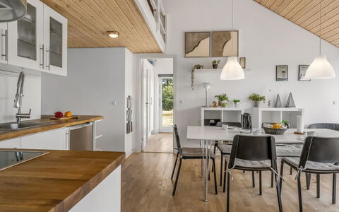 Tuva - 3.5Km from the Sea: Pavimentazione, Mobilia, Interior Design, Legna, Soffitto, Cucina & Sala Da Pranzo Tavolo, Pavimento, Cucina, Lampada, Pavimento In Legno