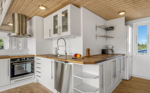 Tuva - 3.5Km from the Sea: Cucina, Controsoffitto, Pavimentazione, Elettrodomestico Da Cucina, Cabinetry, Interior Design, Mobilia, Legna, Pavimento, Apparecchio Major